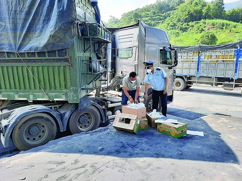 A Customs officer of Thanh Thuy International Border Gate Customs Branch (Ha Giang) check import and export goods. Photo provided by Thanh Thuy Customs