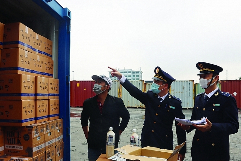 A customs officer of Hai Phong port area 1 Customs Branch conducts physical inspection. Photo: T.Bình