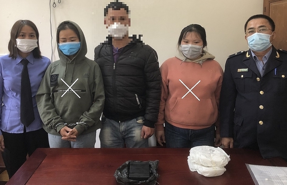 Nghe An Customs catch two people transporting heroin to Hanoi