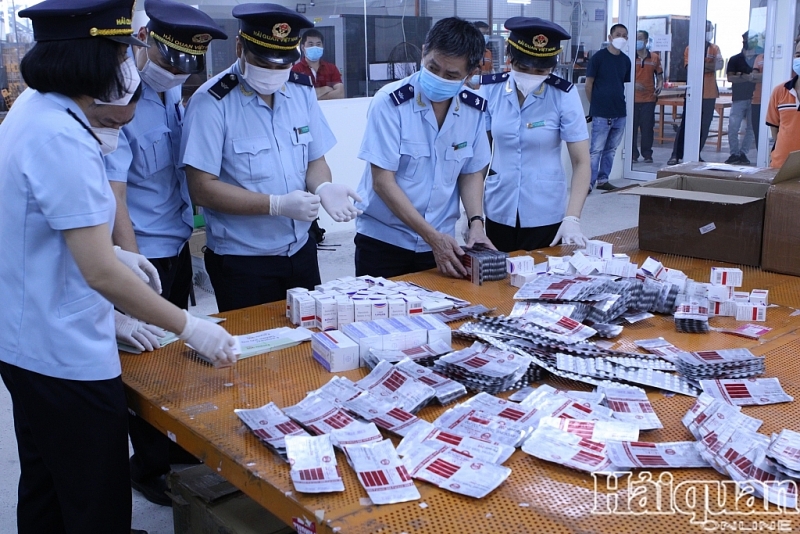 Smuggled Covid-19 treatment medicines were seized by the Northern Anti-Smuggling Enforcement Unit (Unit 1, Anti-Smuggling and Investigation Department, General Department of Vietnam Customs) in collaboration with Hanoi Express Customs Branch in September 2021. Photo: T.Bình.