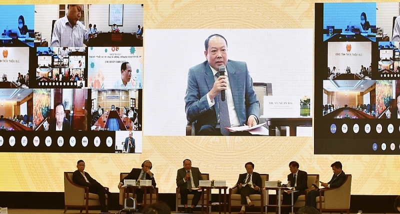 Vu Xuan Bach make a speech at the Vietnam Financial Forum