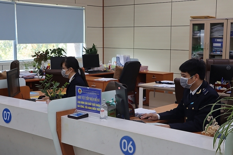 Customs officers of Mong Cai Customs Branch settle clearance procedures for businesses. Photo: Q.H