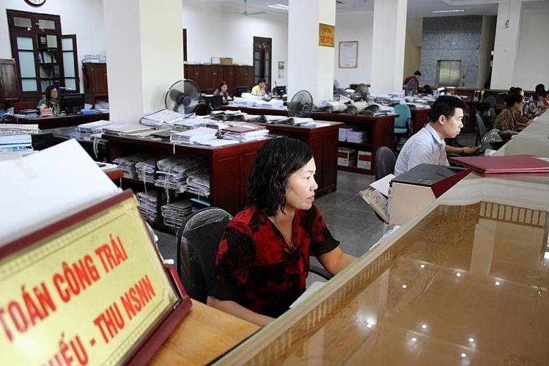 online public services bring benefits in reducing administrative procedures. Photo: Thùy Linh