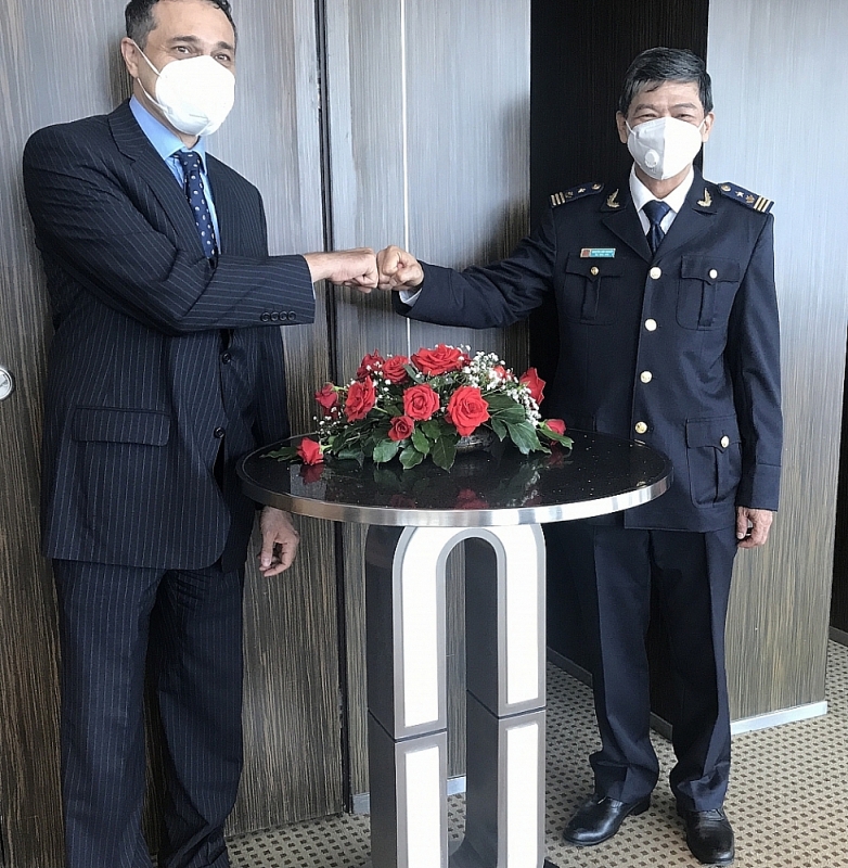 Consul General of Canada in HCM City and Deputy Director of HCM City Customs Department pledged to support businesses to recover after the pandemic. Photo: T.H