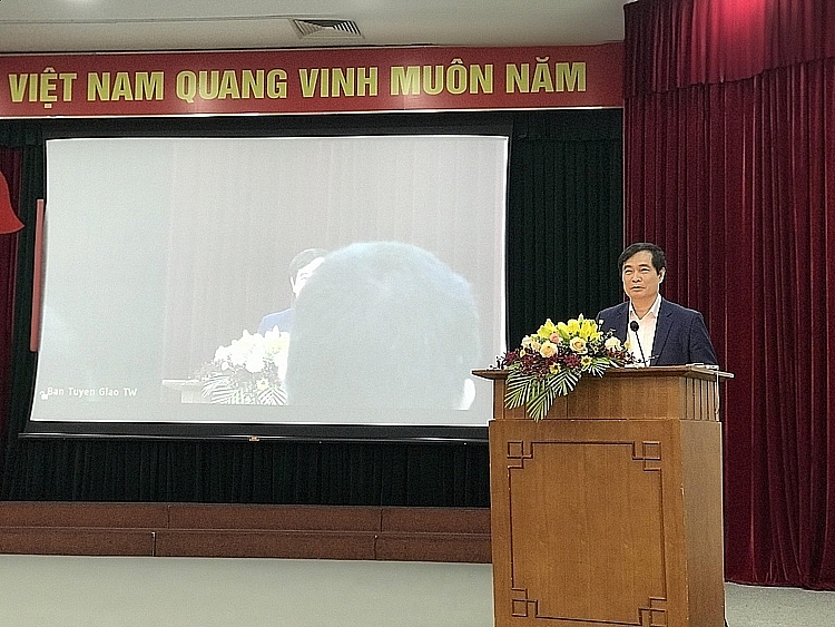 Deputy Head of the Central Communication Department Phan Xuan Thuy speaks at the conference.