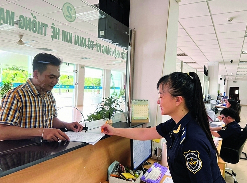 Thu Dau Mot Customs officers (Binh Duong Customs Department) guides enterprise to carry out customs procedures. Photo: T.D