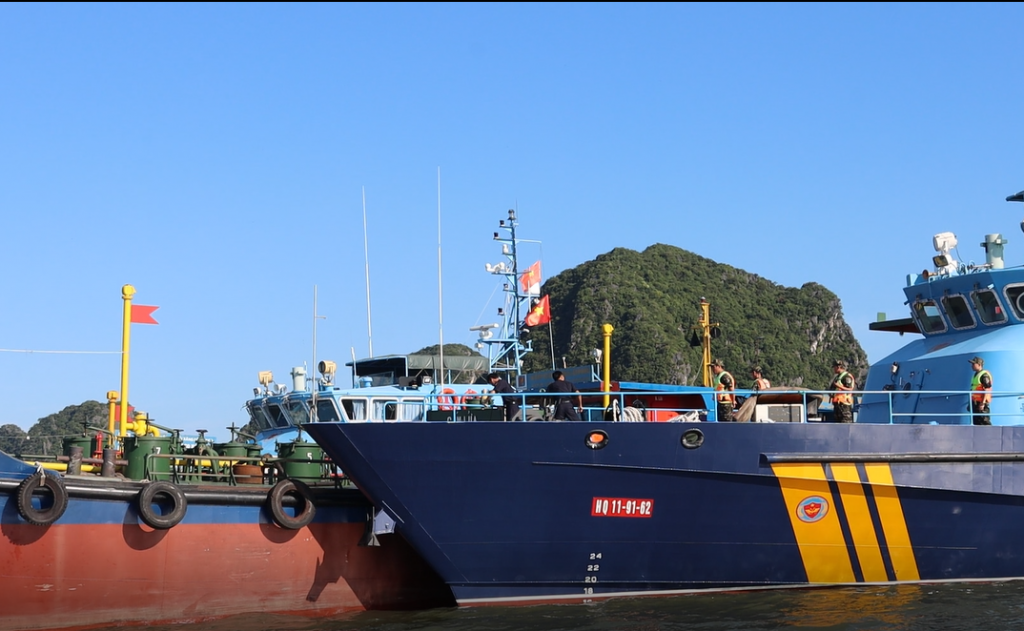 Motorboat of Northern Customs Marine Enforcement Fleet (Unit 1, Anti-smuggling and Investigation Department) watched ship transporting oil which showed signs of violation. Photo: T.Bình