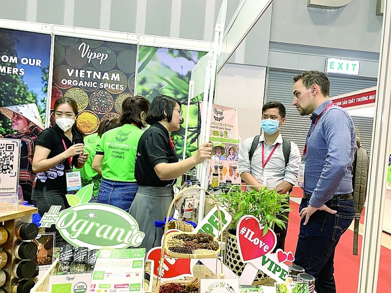 Foreign customers learn about Vietnamese spice products at the HCMC Foodex exhibition 2022. Photo: N.H