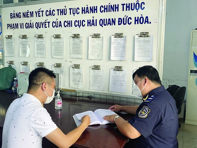 Customs officer of Duc Hoa Customs Branch, Long An Customs Department discussed with businesses about customs legal policies. Photo: T.D