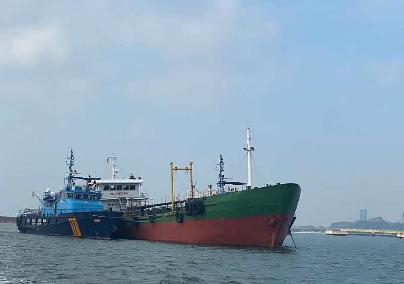 Violated ship and goods (in the right) are temporarily seized at the wharf anchorage area of Fleet 1 in Ha Long (Quang Ninh province). Photo: T.Bình