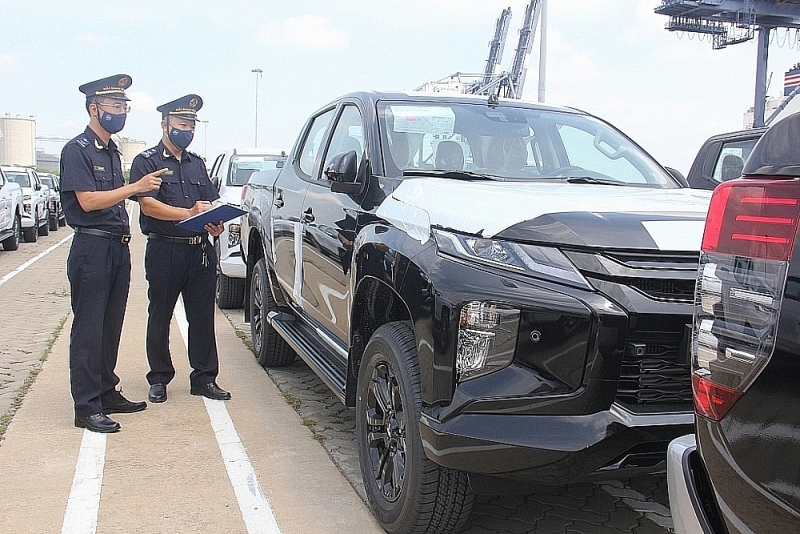 Customs officers of Hiep Phuoc port Customs Branch check imported cars. Photo: T.H