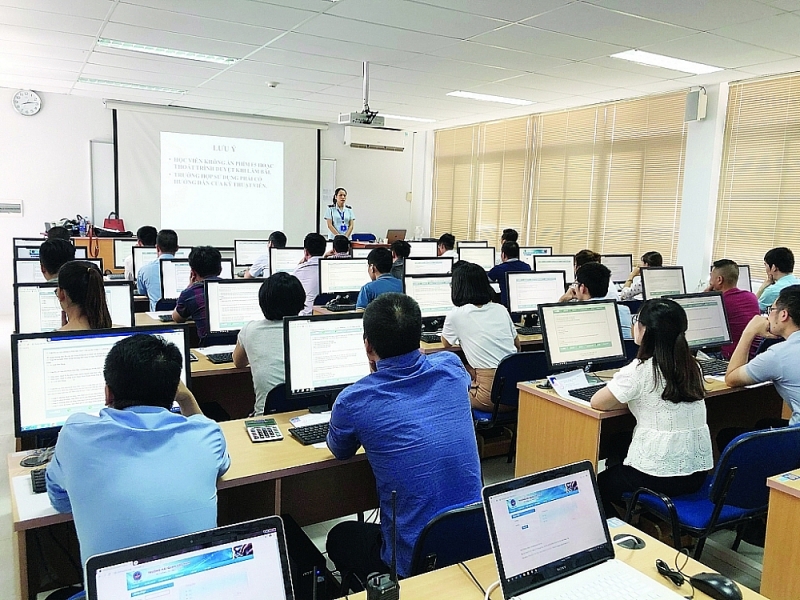 Vietnam Customs School successfully held an exam for granting certificate of training in customs declaration with the participation of over 1,000 examinees. Photo: H.Nụ