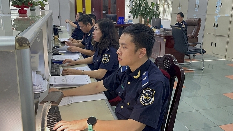 Professional activities of officers of Phu Tho Customs Branch (Hanoi Customs Department). Photo: N.Linh
