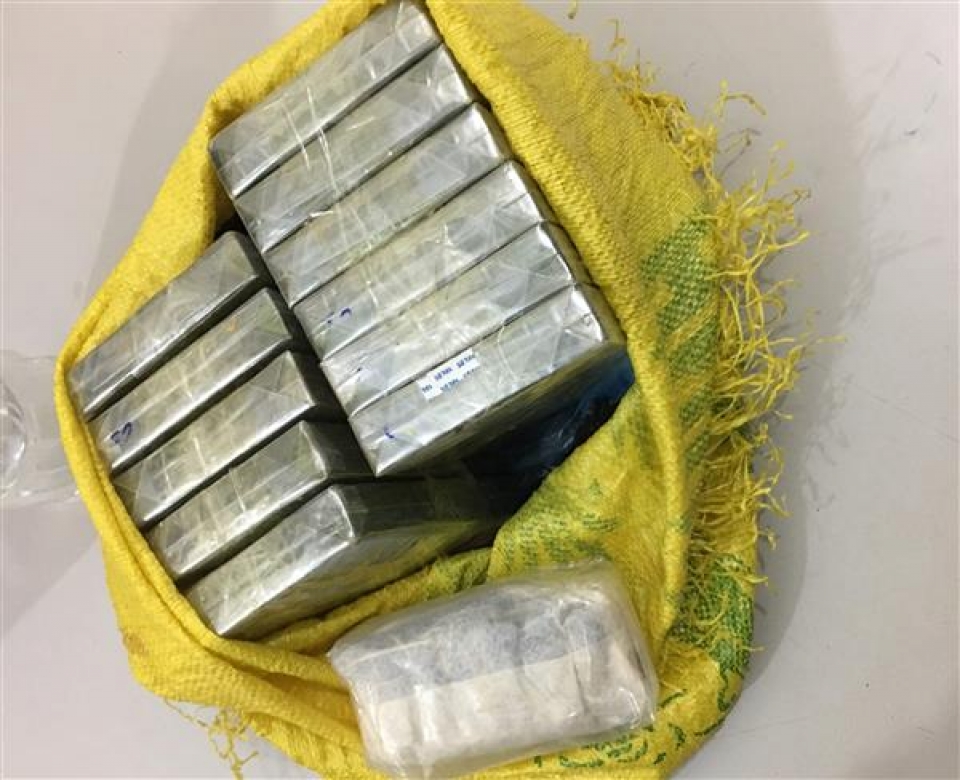 arrest 2 people transported 11 bars of heroin 2000 tablets of ecstasy