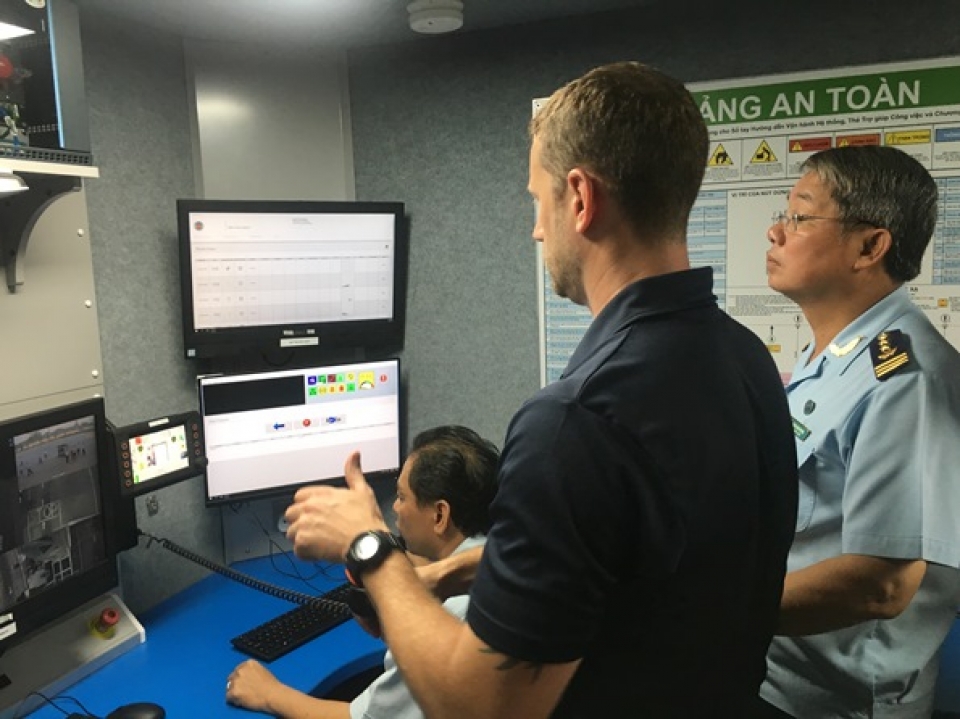 binh duong customs is equipped more mobile container scanner