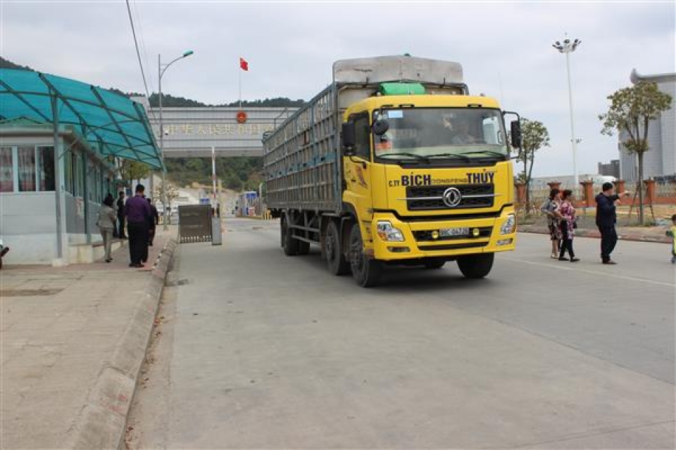 from 112019 vehicles transporting through chi ma ai diem border goods will be unloaded on the side of the opposite country