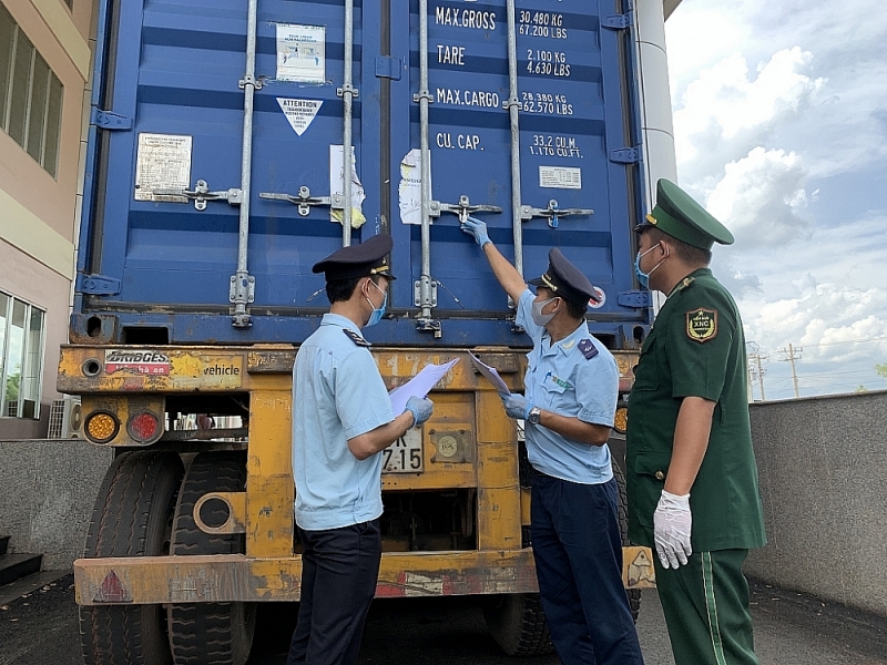 Binh Phuoc Customs officers check imported and exported goods. Photo: N.H