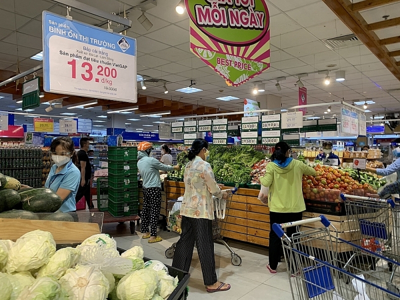 People go shopping at the supermarket system of Saigon Co.op. Photo: T.D.