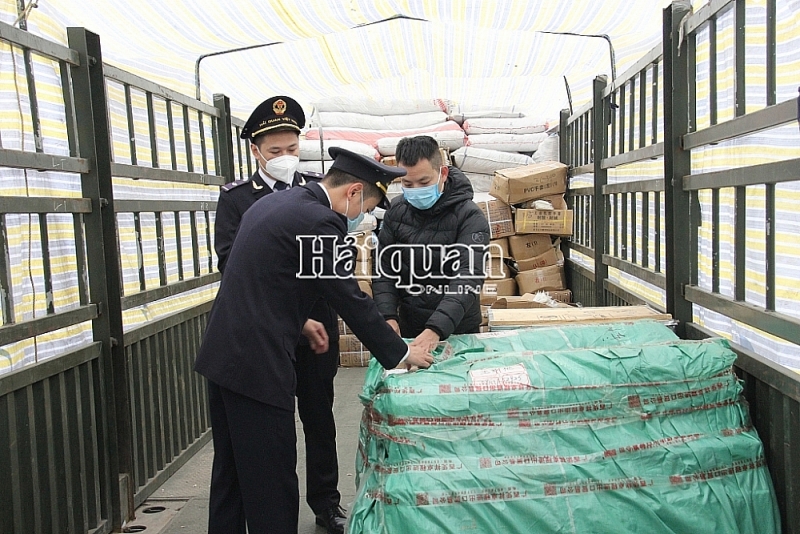 Huu Nghi Customs officers check imported goods. Photo: H.Nụ