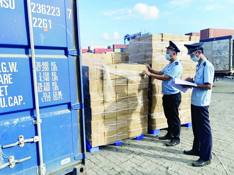 Ho Chi Minh City Customs officers carry out procedures for imported and exported goods through Cat Lai port. Photo: N.Linh
