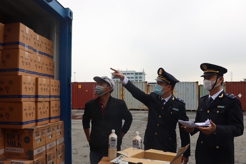 Professional activities at Hai Phong port area 1 Customs Branch, Hai Phong Customs, on November 2021. Photo: T.Bình.