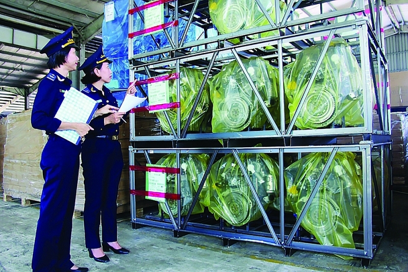 Customs officers of Quang Nam Customs Department check imported goods. Photo: T.H