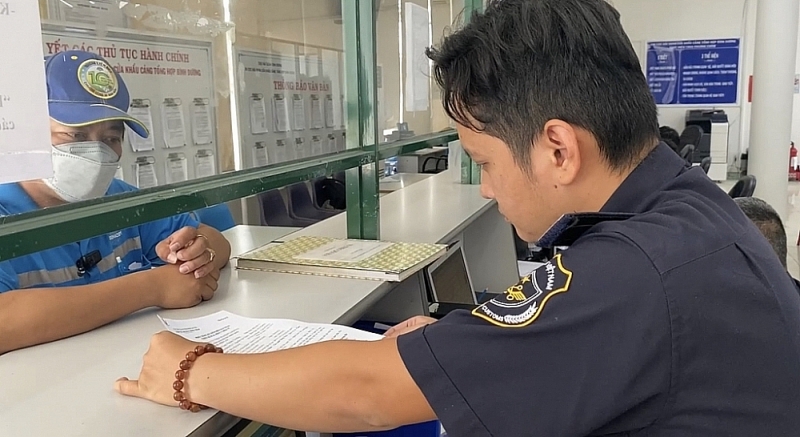 Customs officer of Binh Duong Port Border Gate Customs Branch guides procedures for enterprises. Photo: T.D