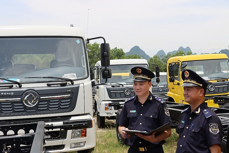 Customs officers of Ta Lung Customs Branch – Cao Bang Customs Department check imported cars. Photo: T.Bình