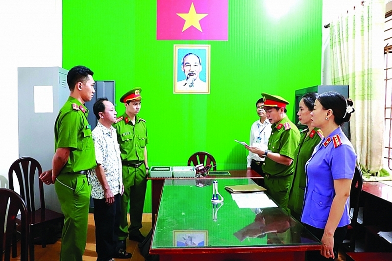 Binh Phuoc police execute a detention order for Phan Ba Hiep (second from left). Photo: CAND News