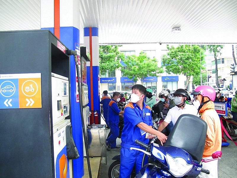 The supply of petrol and oil is still facing difficulties. Photo: Nguyễn Thanh