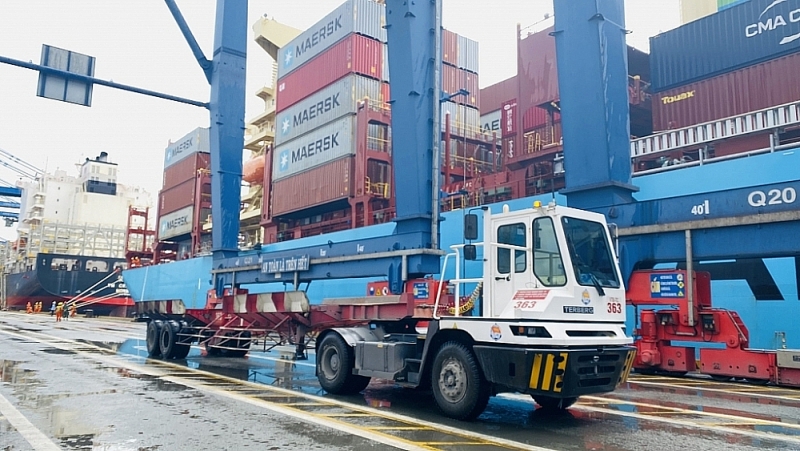 Import and export activities of goods through Cat Lai Port. Photo: T.H