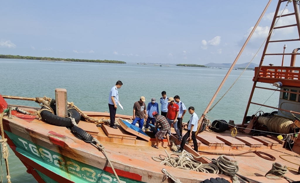 2 fishing boats smuggled oil in Vung Tau sea