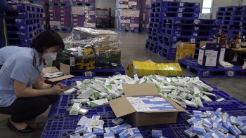 Seizing hundreds of illegally imported boxes of drugs and anti-epidemic medical equipment