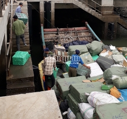 Arrested 2 wooden ships carrying dozens of tons of contraband goods